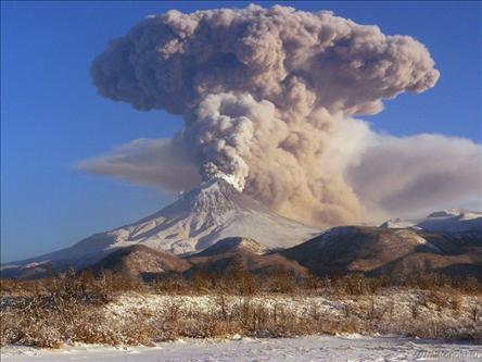  На Камчатке действующий вулкан Шивелуч выбросил пепел на высоту до 9 км над уровнем моря