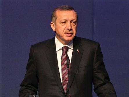  Премьер-министр Эрдоган осмотрел выставку художницы-инвалида Айше Кылыч